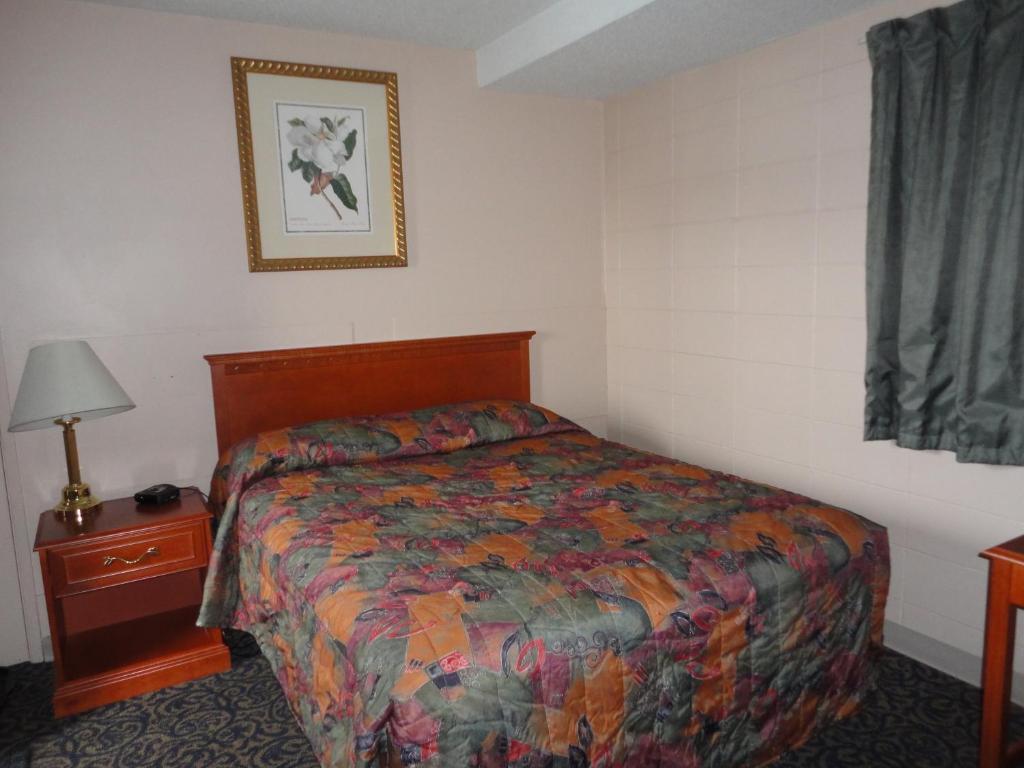 Matador Motel Drayton Valley Room photo