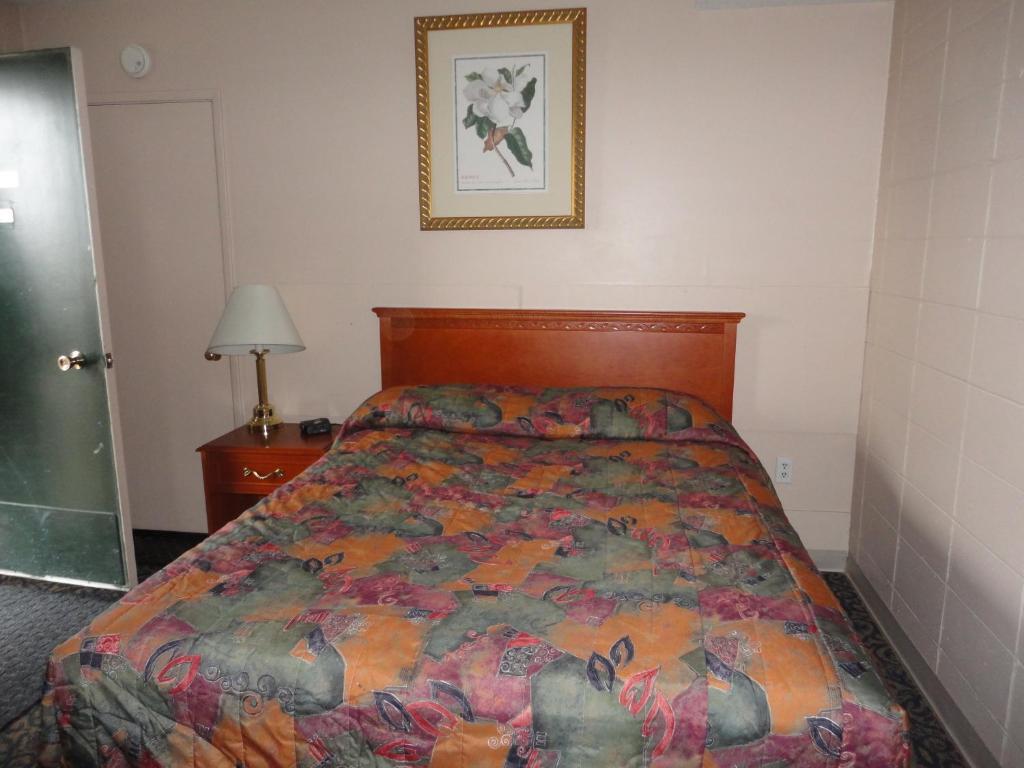 Matador Motel Drayton Valley Room photo
