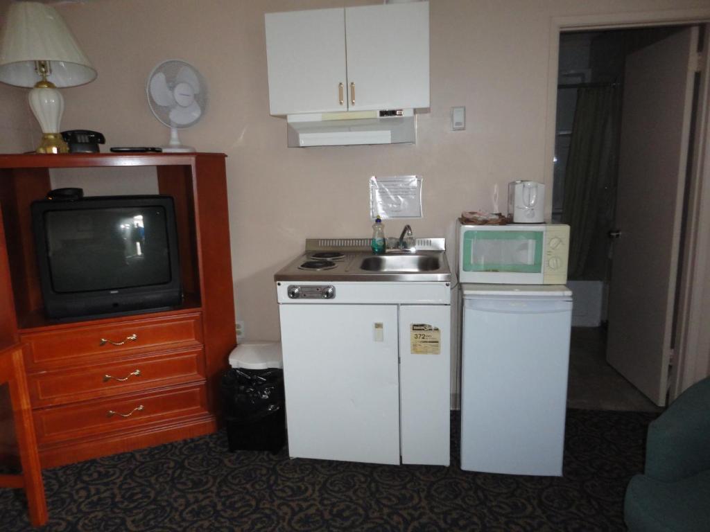 Matador Motel Drayton Valley Room photo
