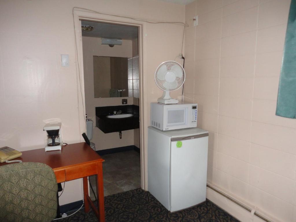 Matador Motel Drayton Valley Room photo